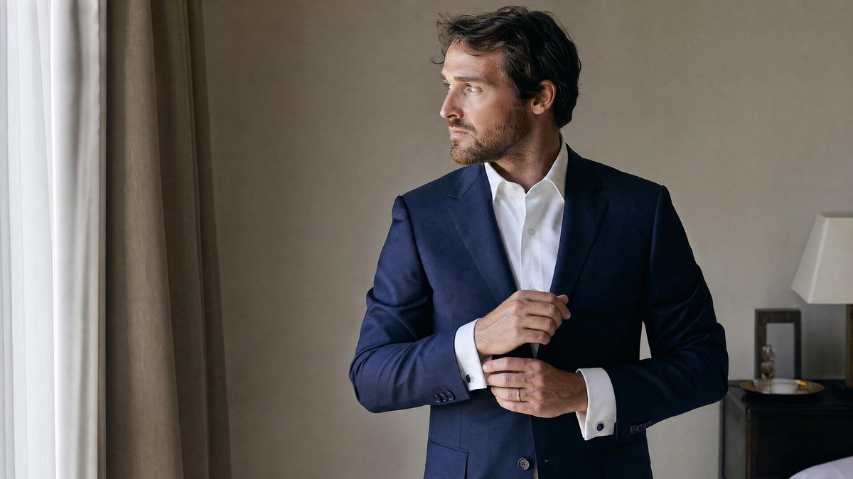 Homme en costume portant une chemise à boutons de manchette, vue lifestyle élégante. Afbeelding